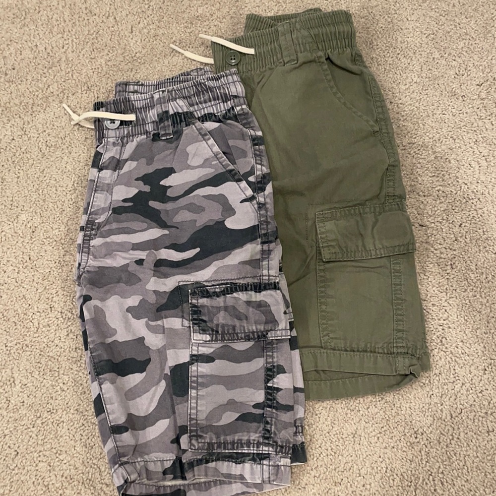Boys bundle- cargo shorts. Gray camo and green. Size 8